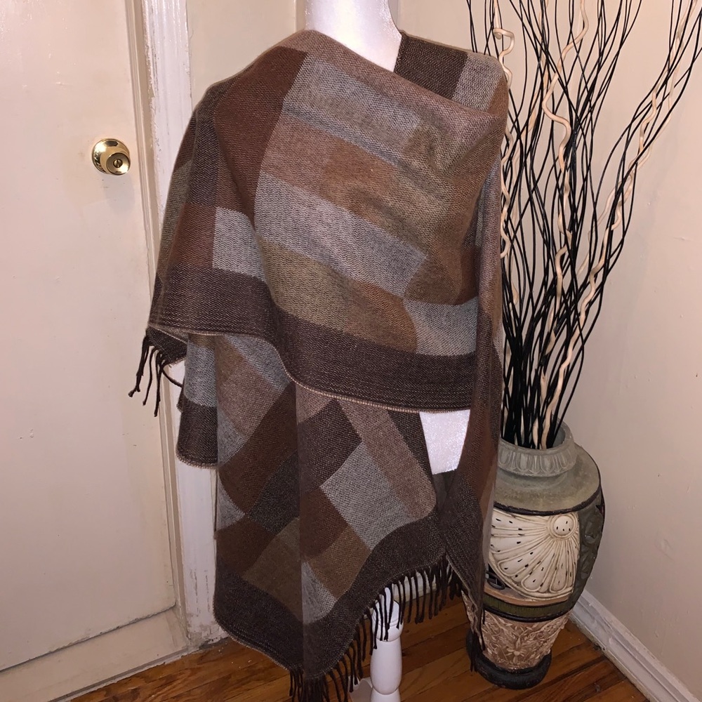 Geometric Block Cape - Picture 3 of 4